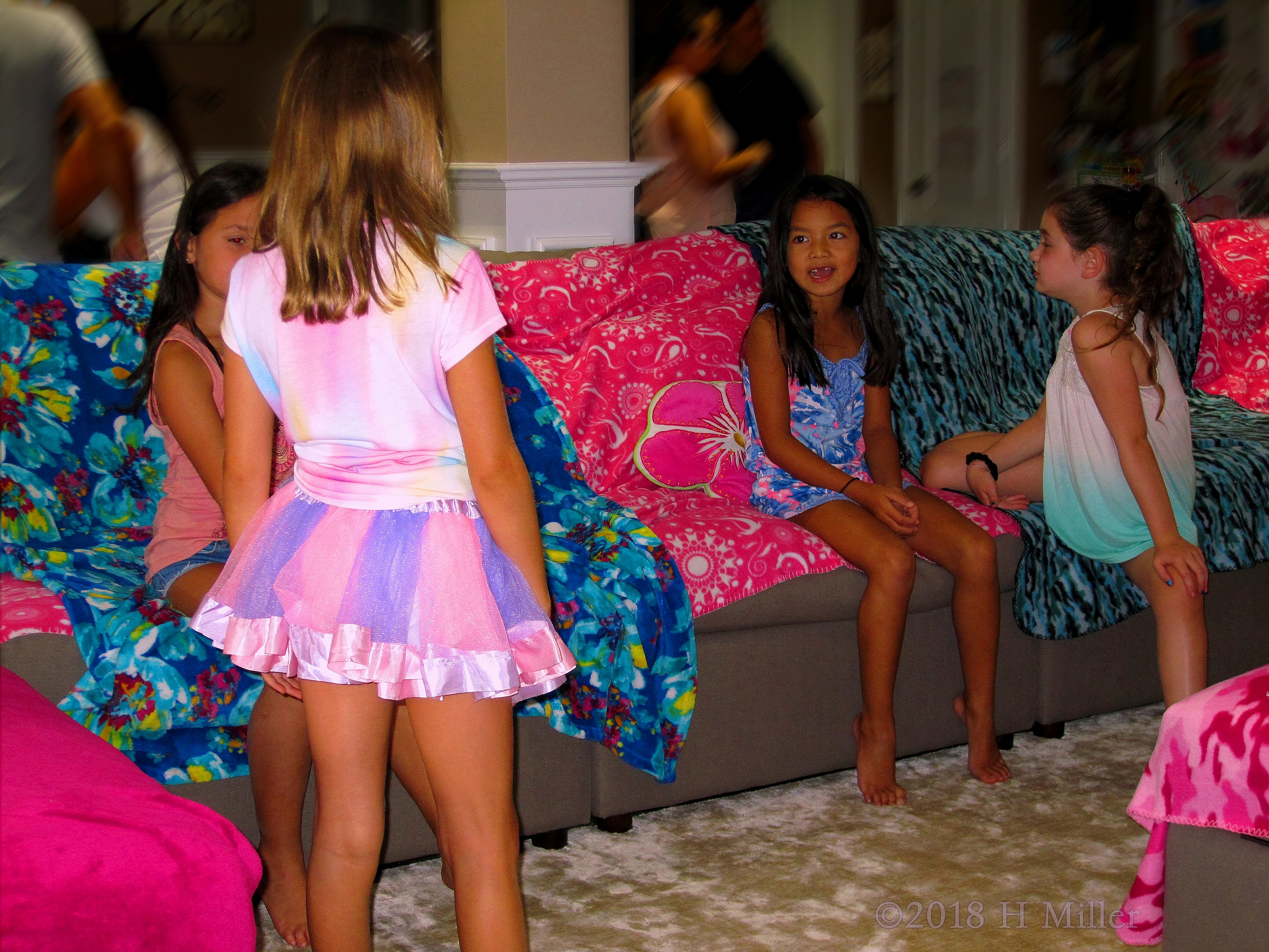 Olivia Is Hanging Out With Her Friends! Olivia Is Hanging Out With Her Friends!