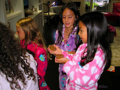 Brown Sugar Body Scrub In Cups For The Kids Craft Activity! Brown Sugar Body Scrub In Cups For The Kids Craft Activity!