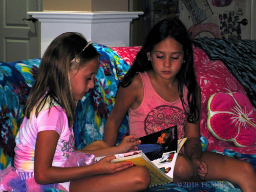 Olivia With Her Friend Exploring The Nail Spa Books! Olivia With Her Friend Exploring The Nail Spa Books!