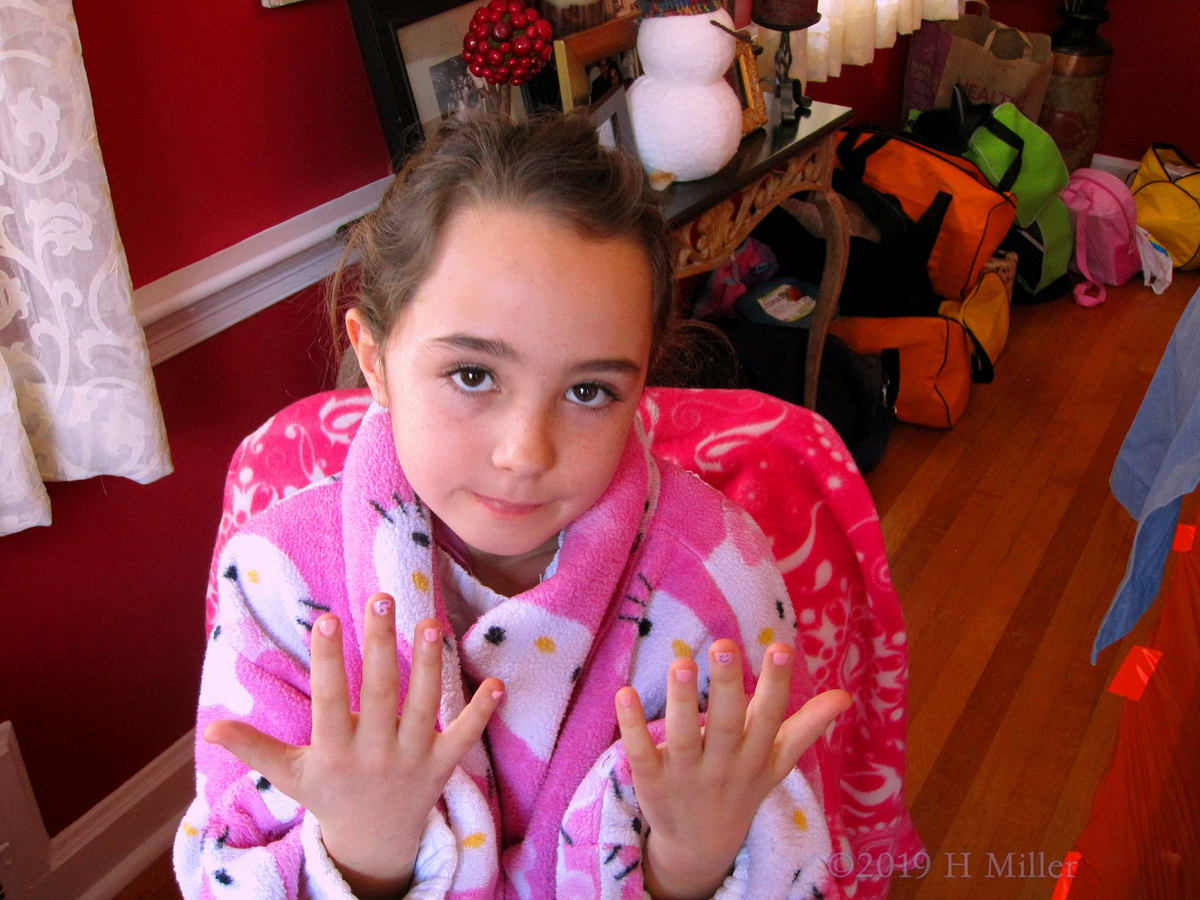 Olivia Shows Off Her Perfect Girls Manicure! 