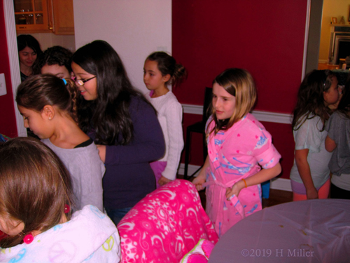 Party Guest Looks Amazing In Her Colorful Spa Rob Party Guest Looks Amazing In Her Colorful Spa Rob