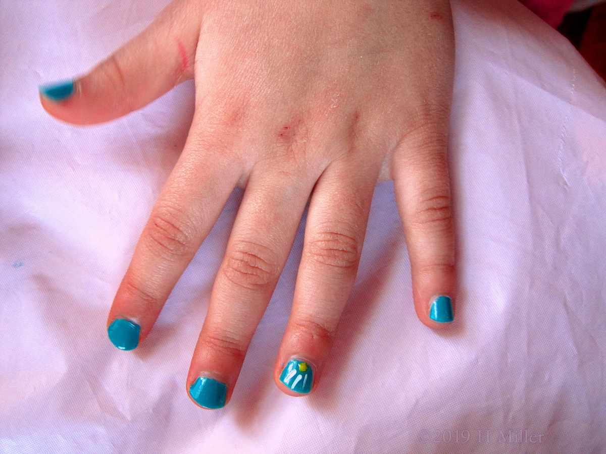 Cute Nail Art With A Blue Background And White Stripes From A Yellow Shooting Star