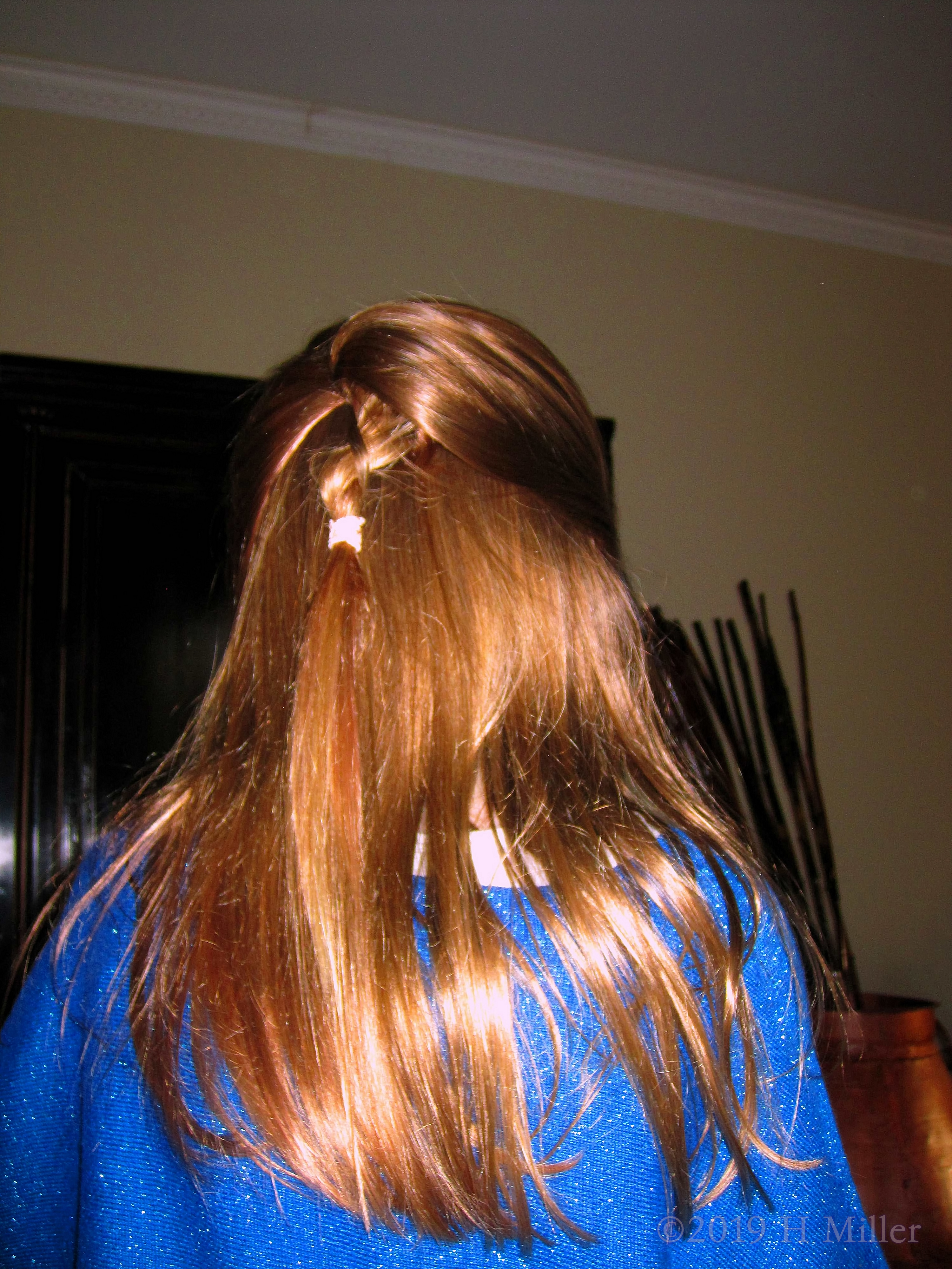 Party Guest Gets Cute Half Ponytail Hairstyle For Girls! Party Guest Gets Cute Half Ponytail Hairstyle For Girls!