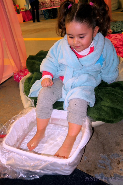 Heehee The Pedicure Footbath Water Feels Good! Heehee The Pedicure Footbath Water Feels Good!