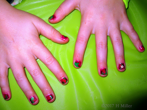 Jigsaw Puzzle Pieces For This Girls Awesome Nail Art Design!