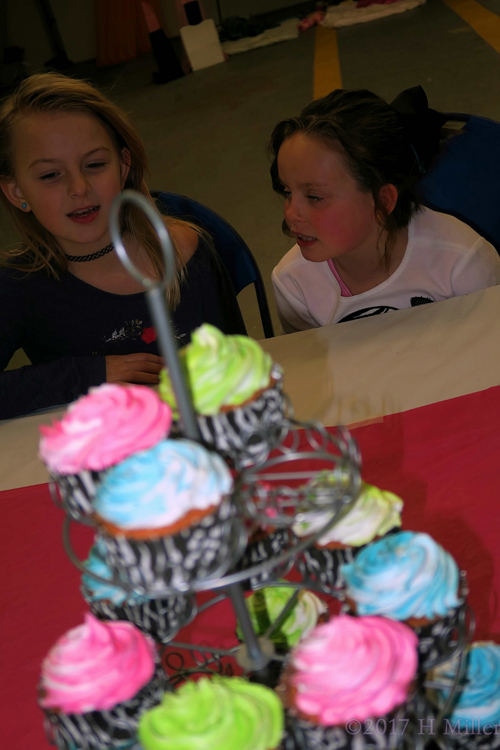 Pink Green And Blue Beautiful Cupcakes. Pink Green And Blue Beautiful Cupcakes.