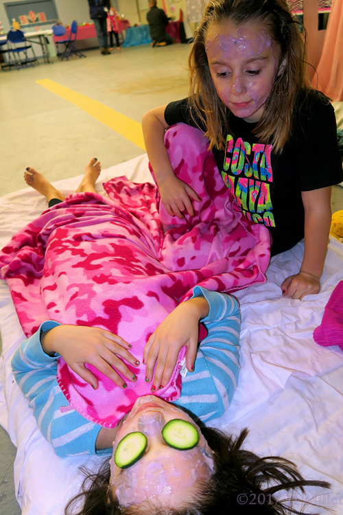 Watching Her Friend Get A Girls Facial Masque Watching Her Friend Get A Girls Facial Masque