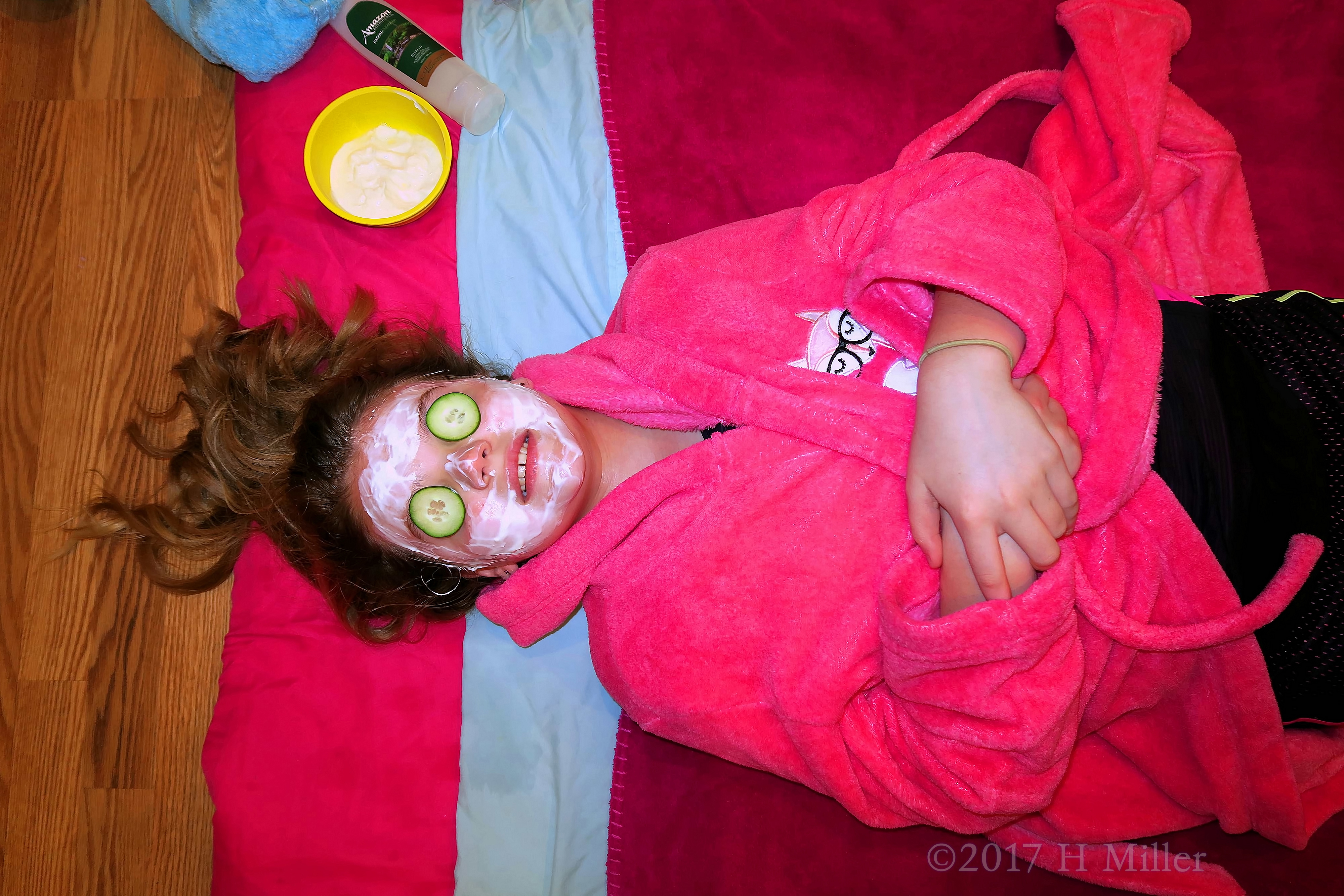 Cukes Over The Eyes Makes The Girls Facial All The More Peaceful! Cukes Over The Eyes Makes The Girls Facial All The More Peaceful!