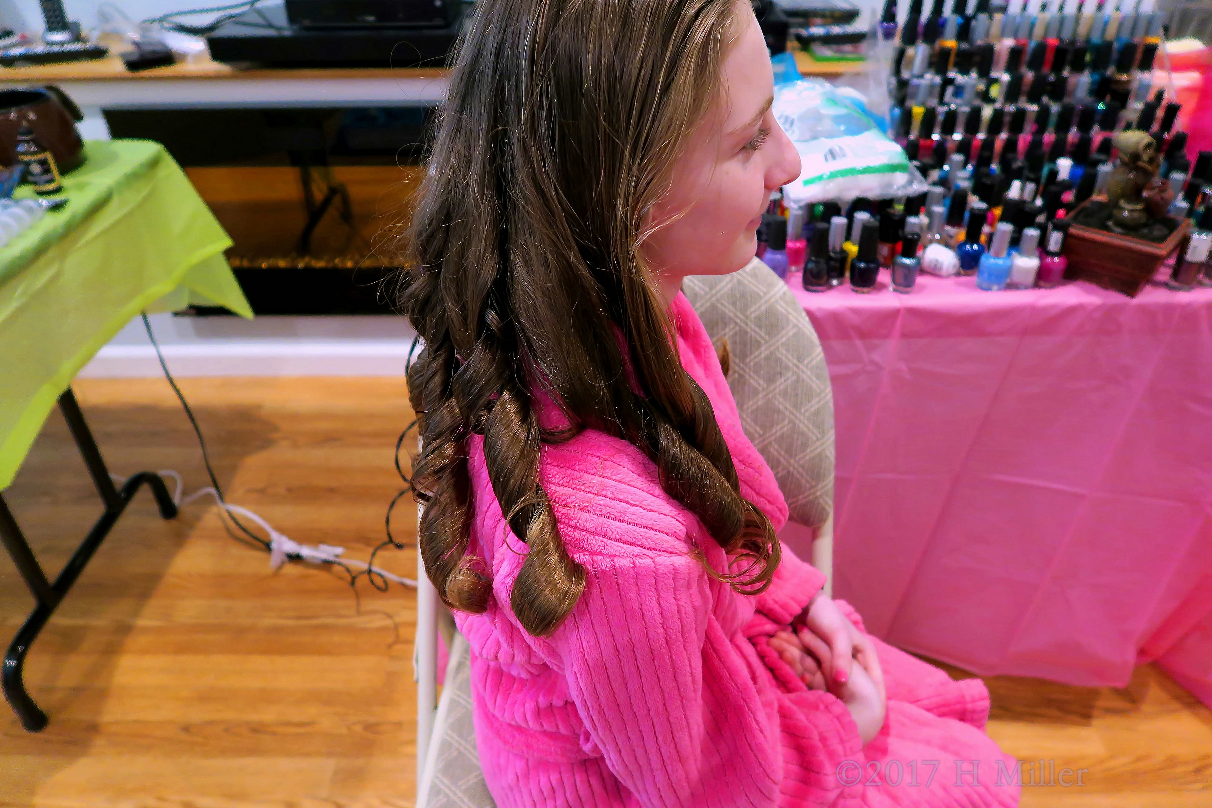 How Perfect These Curls Look On This Girl's Hairstyle! 