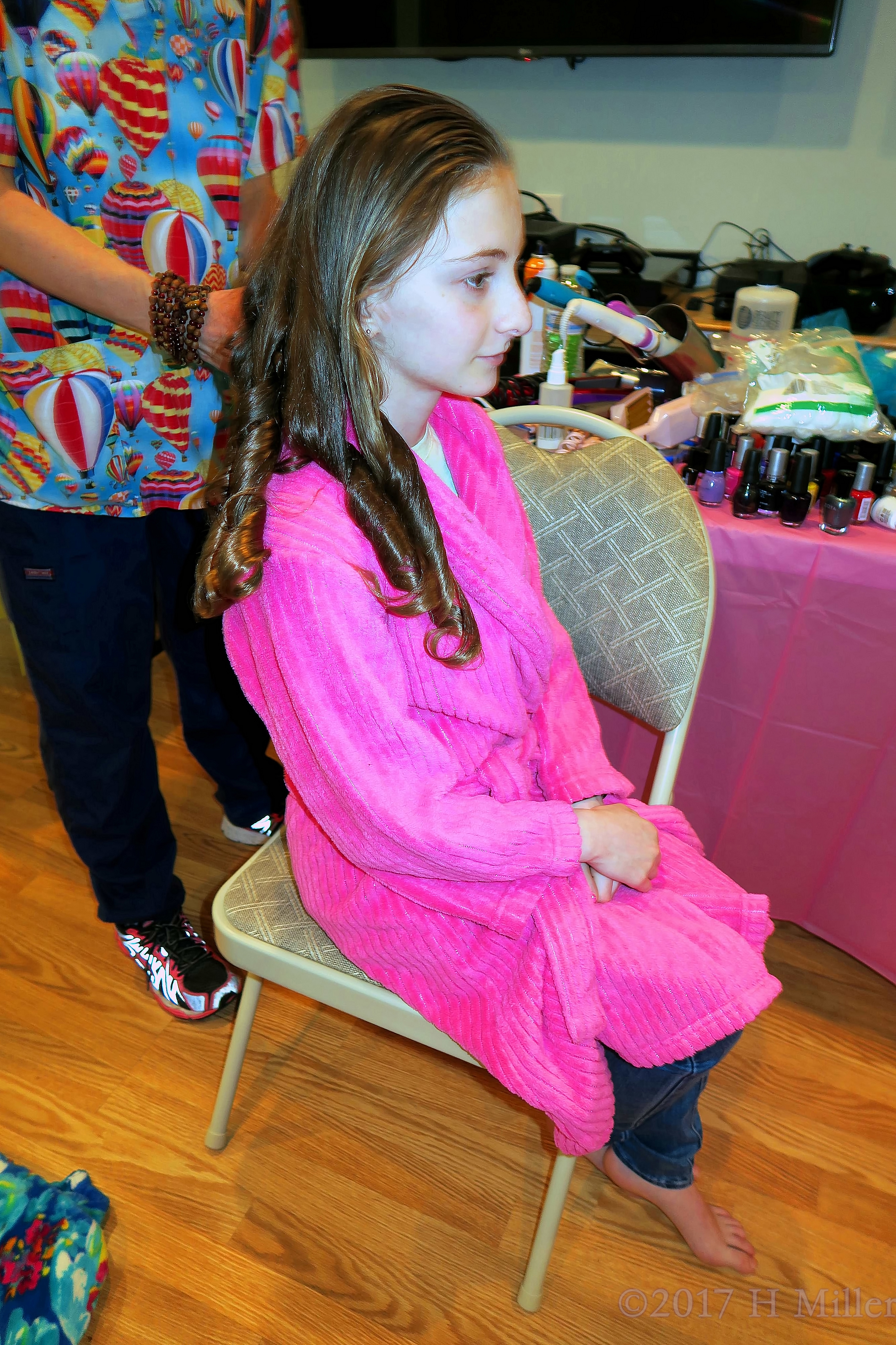 She Gets Her Hair Curled, It Looks Stylish! She Gets Her Hair Curled, It Looks Stylish!