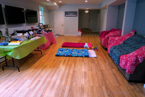 Kids Spa Party Room With Spa Throws And Kids Facial Mats, Set Up And Ready To Go! Kids Spa Party Room With Spa Throws And Kids Facial Mats, Set Up And Ready To Go!