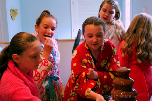 The Girls Enjoy Their Favourite Delicacies With Chocolate! The Girls Enjoy Their Favourite Delicacies With Chocolate!