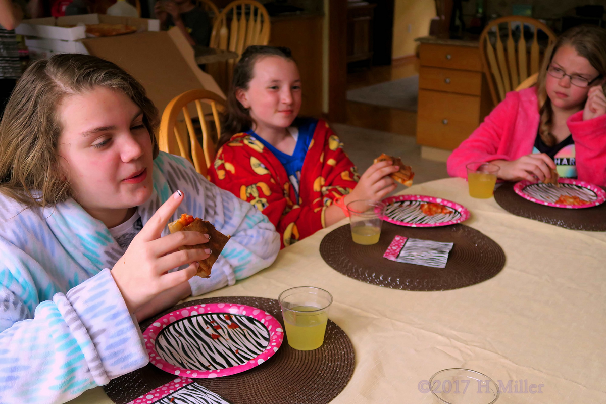 Birthday Girl Having Snacks With Her Friends! 