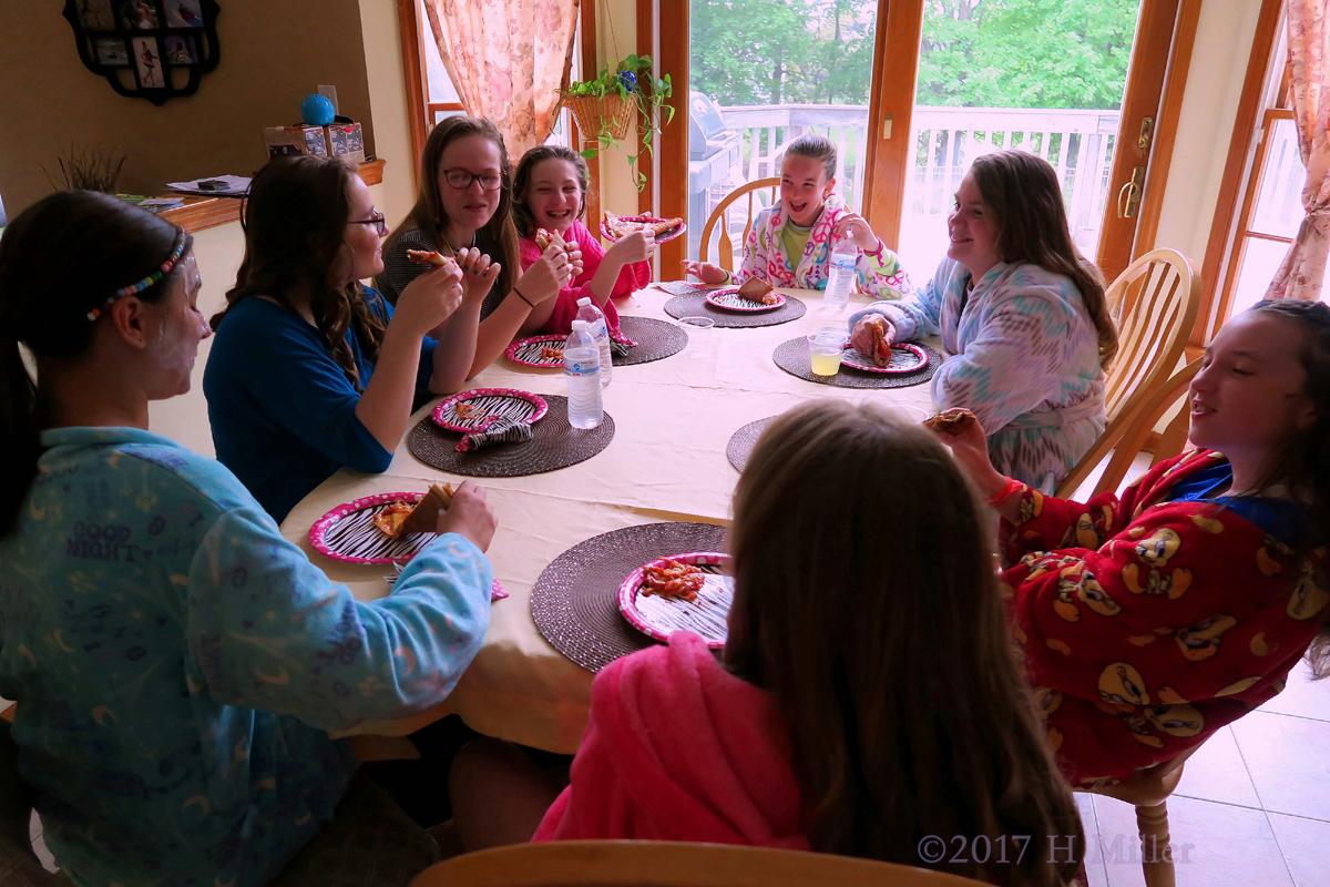 Fun Having Pizza And Snacks At The Girls Party! 