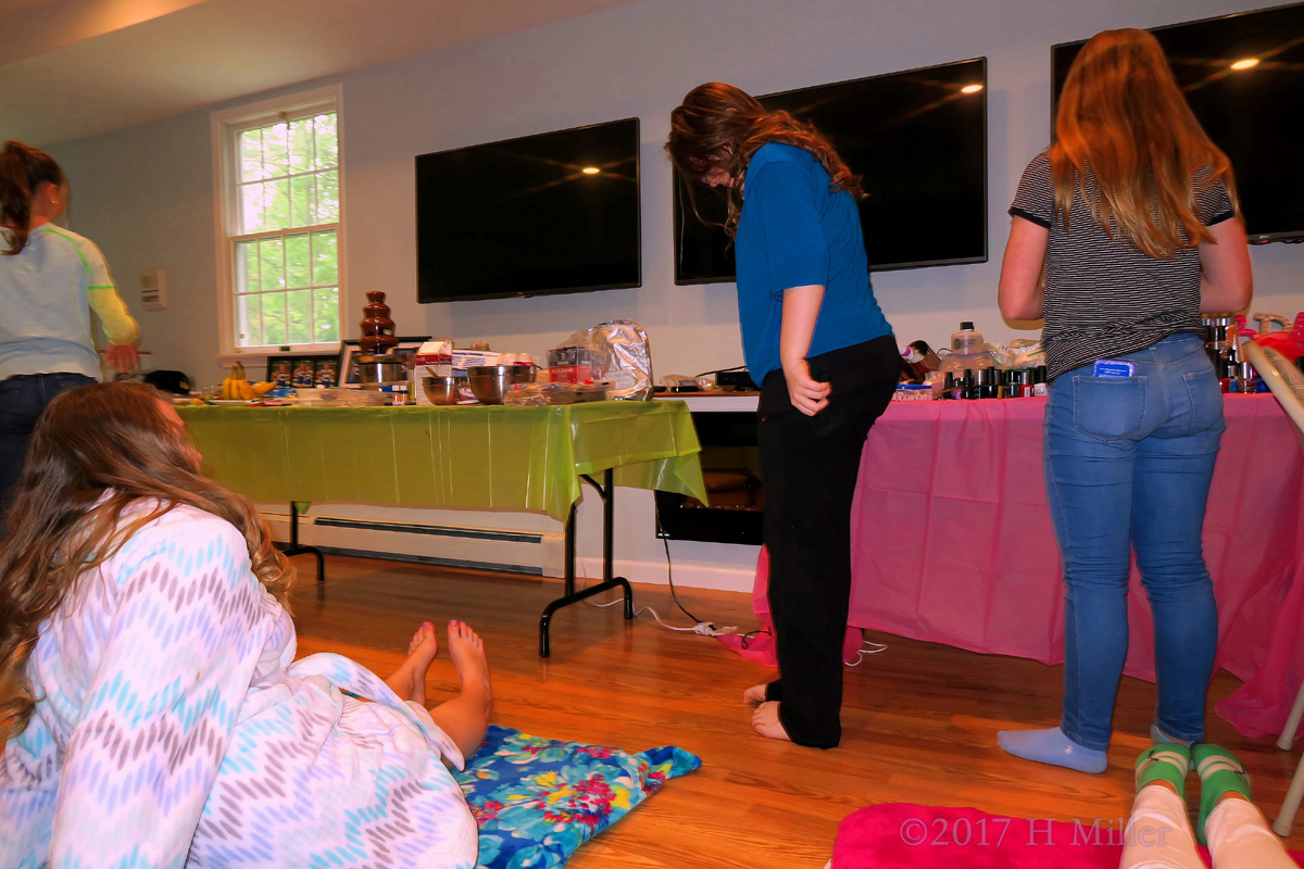 The Girls Busy Doing Kids Crafts Projects At The Kids Spa Party! 