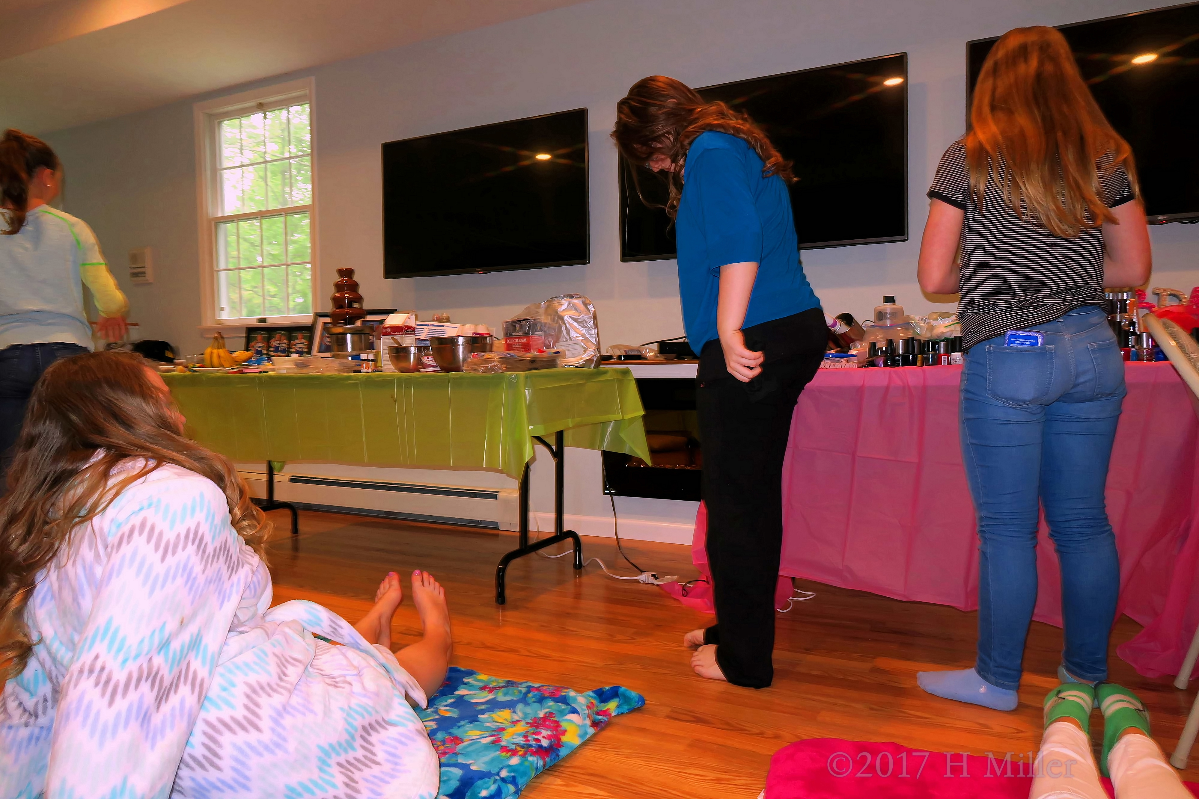 The Girls Busy Doing Kids Crafts Projects At The Kids Spa Party! The Girls Busy Doing Kids Crafts Projects At The Kids Spa Party!