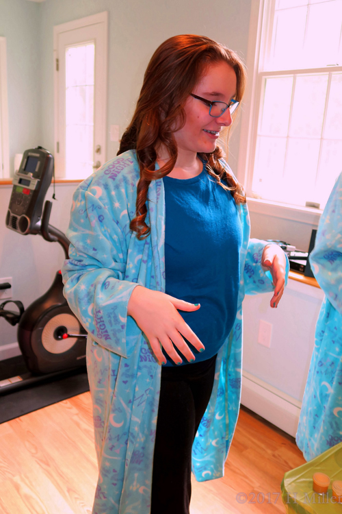 Beautiful Hairstyle And Girls Manicure, Both Look Lovely Beautiful Hairstyle And Girls Manicure, Both Look Lovely