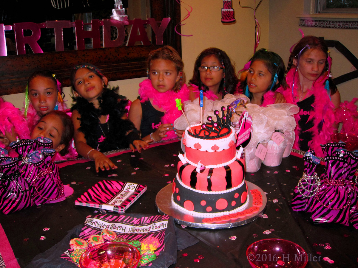 Group Photo Around The Kids Spa Party Cake 