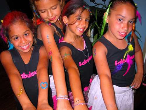 Everyone Has Awesome Glitter Temporary Tattoos! Everyone Has Awesome Glitter Temporary Tattoos!