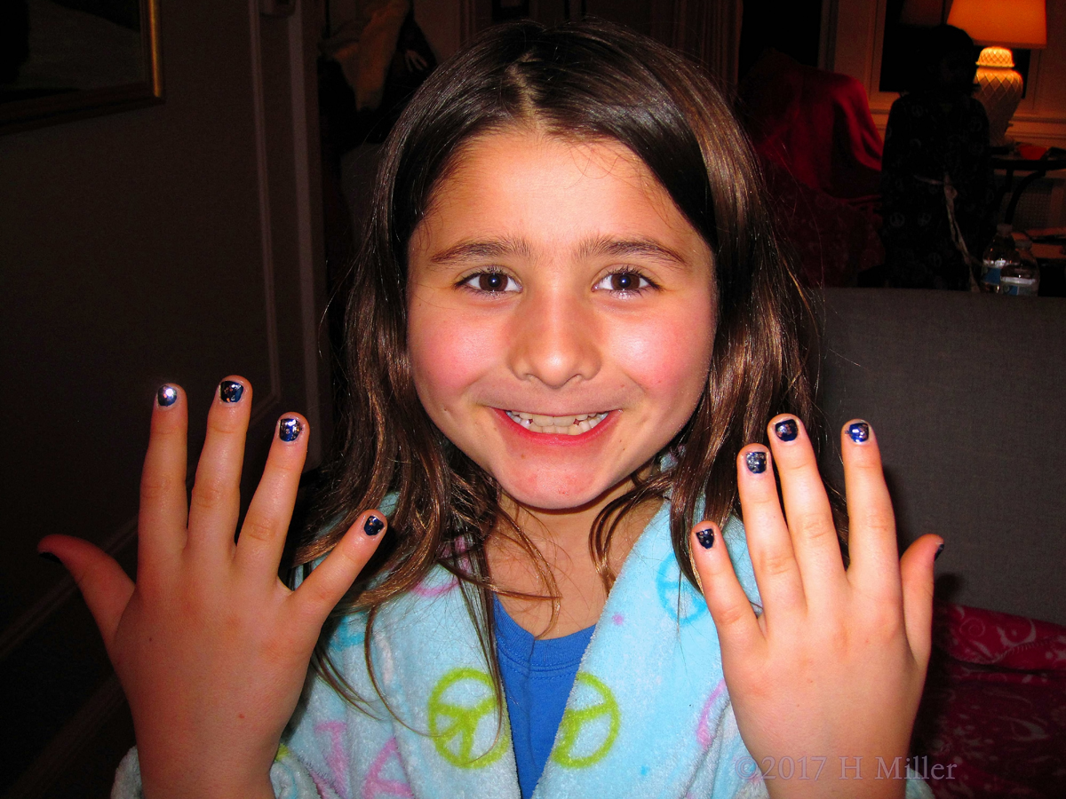 Getting Your Kids Mani Done Is So Stylish ! 