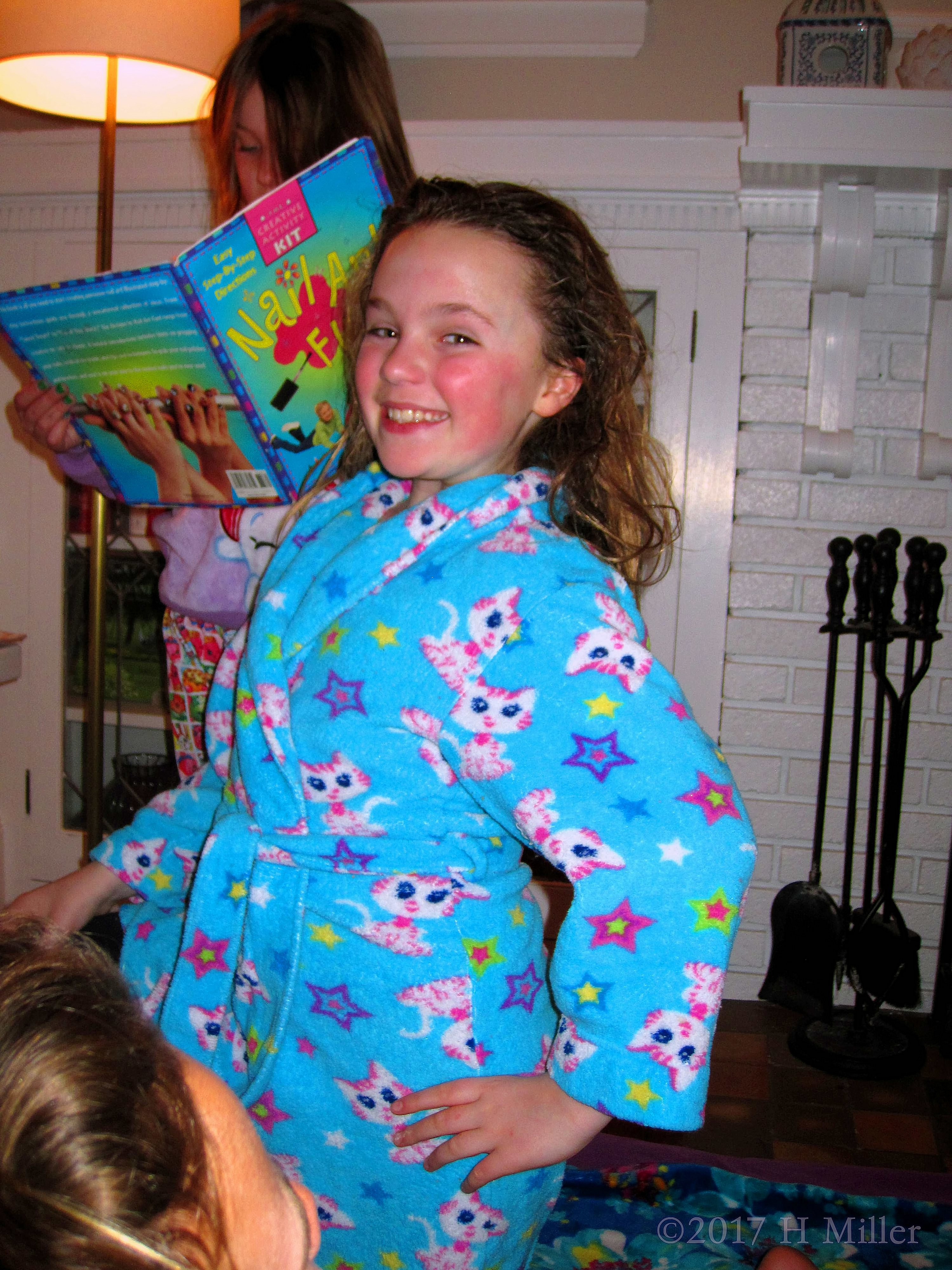 Look At Her Pose Before Her Kids Mani! Look At Her Pose Before Her Kids Mani!