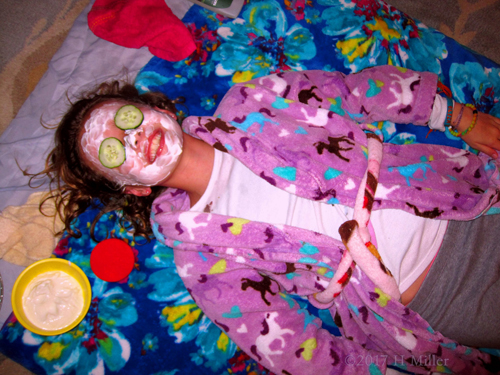 Soothing Soft Facial Masque During The Girls Facial. Soothing Soft Facial Masque During The Girls Facial.