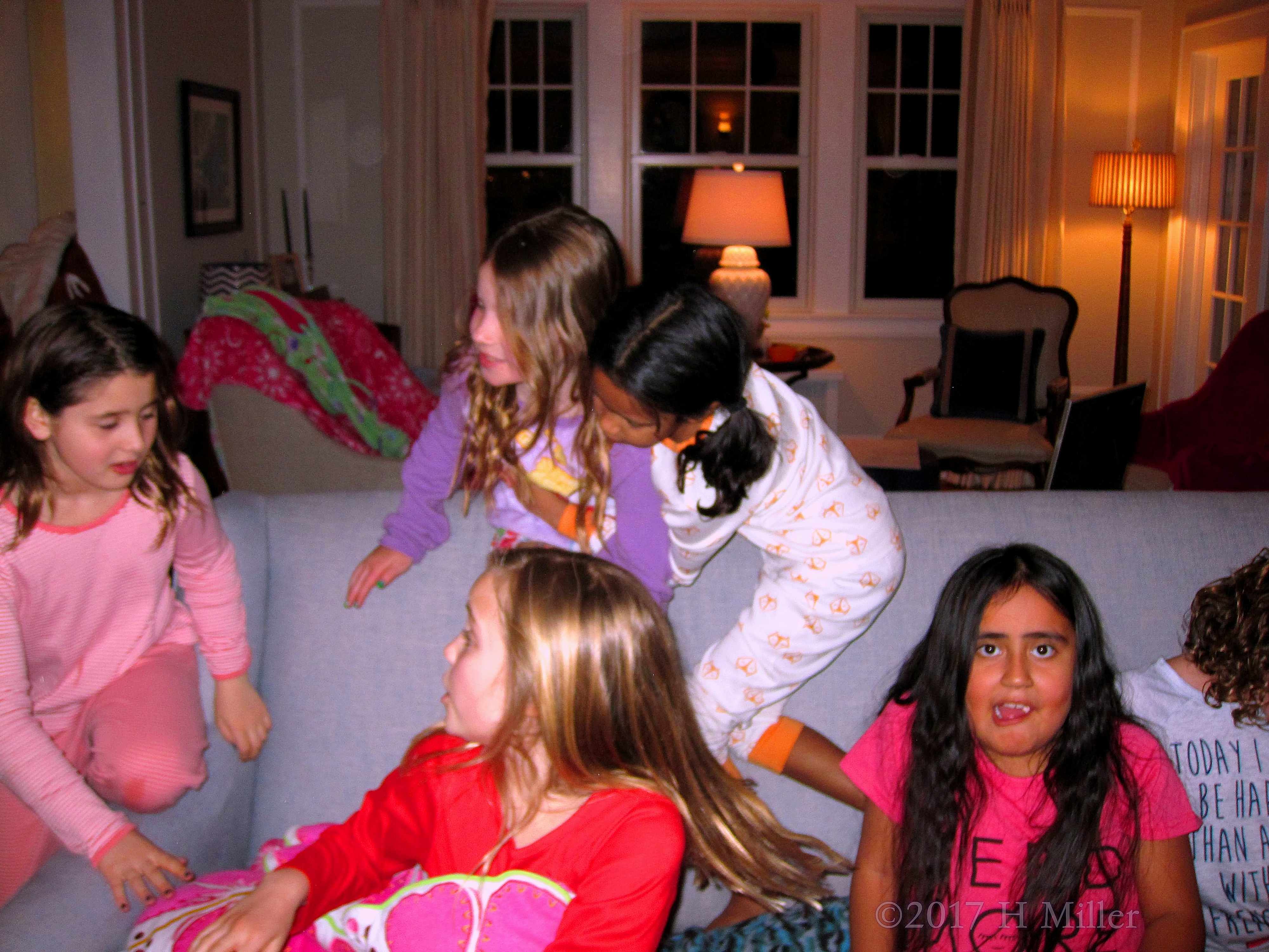 Gather Around To Chat At The Spa For Girls! Gather Around To Chat At The Spa For Girls!