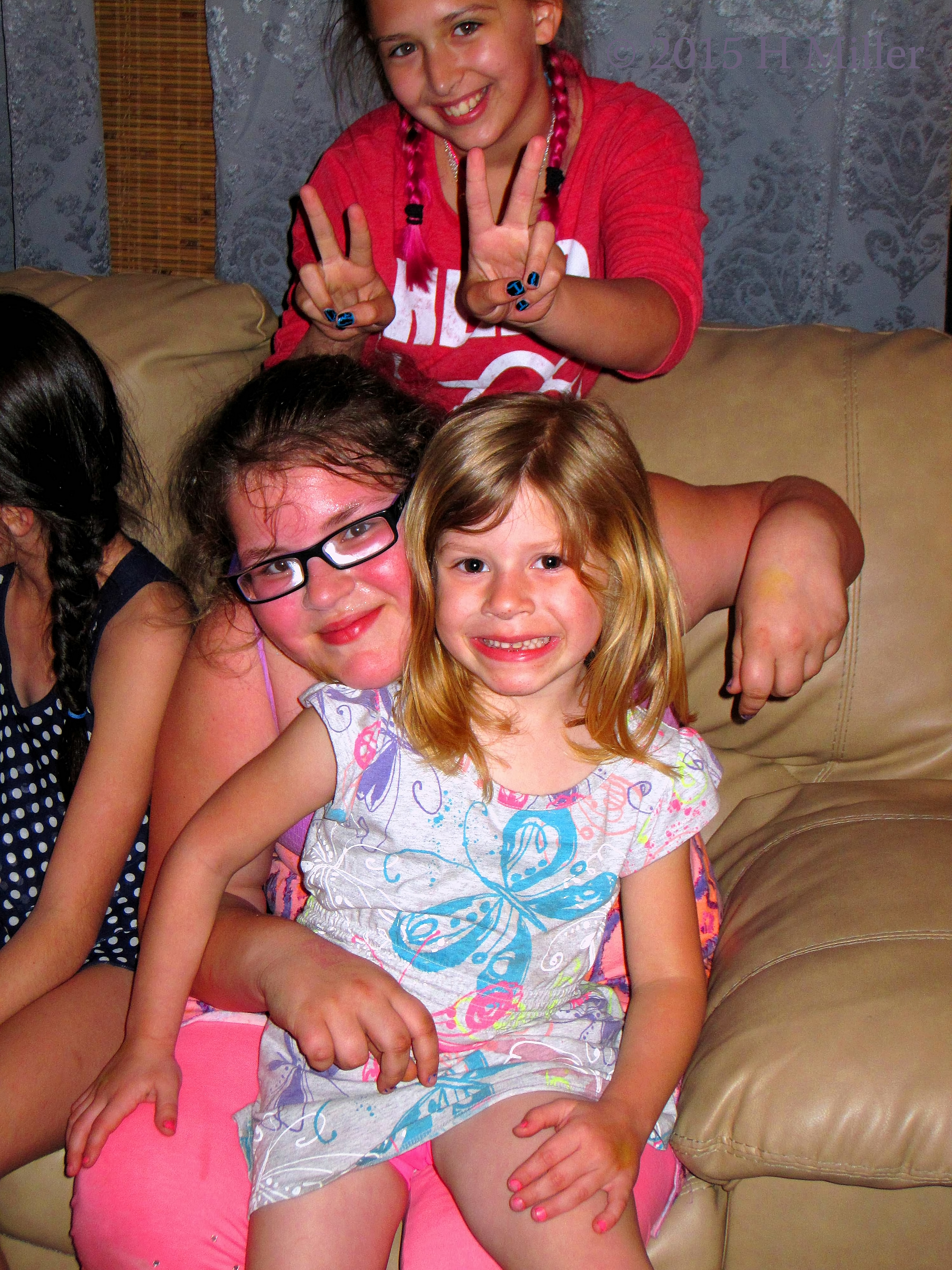 Raquel And Her Sister And The Mad Photobomber! Raquel And Her Sister And The Mad Photobomber!