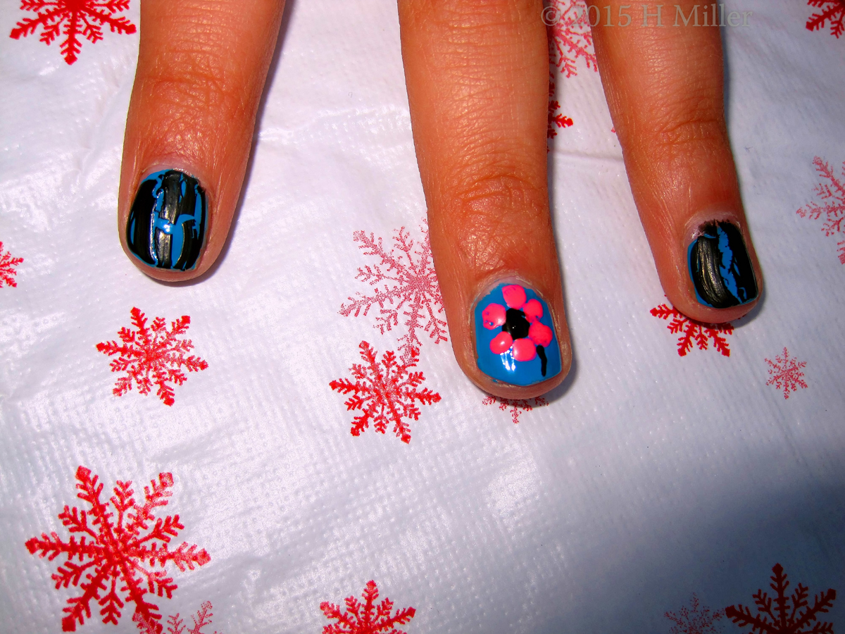 Nail Art Flower And Black Shatter Over Blue 