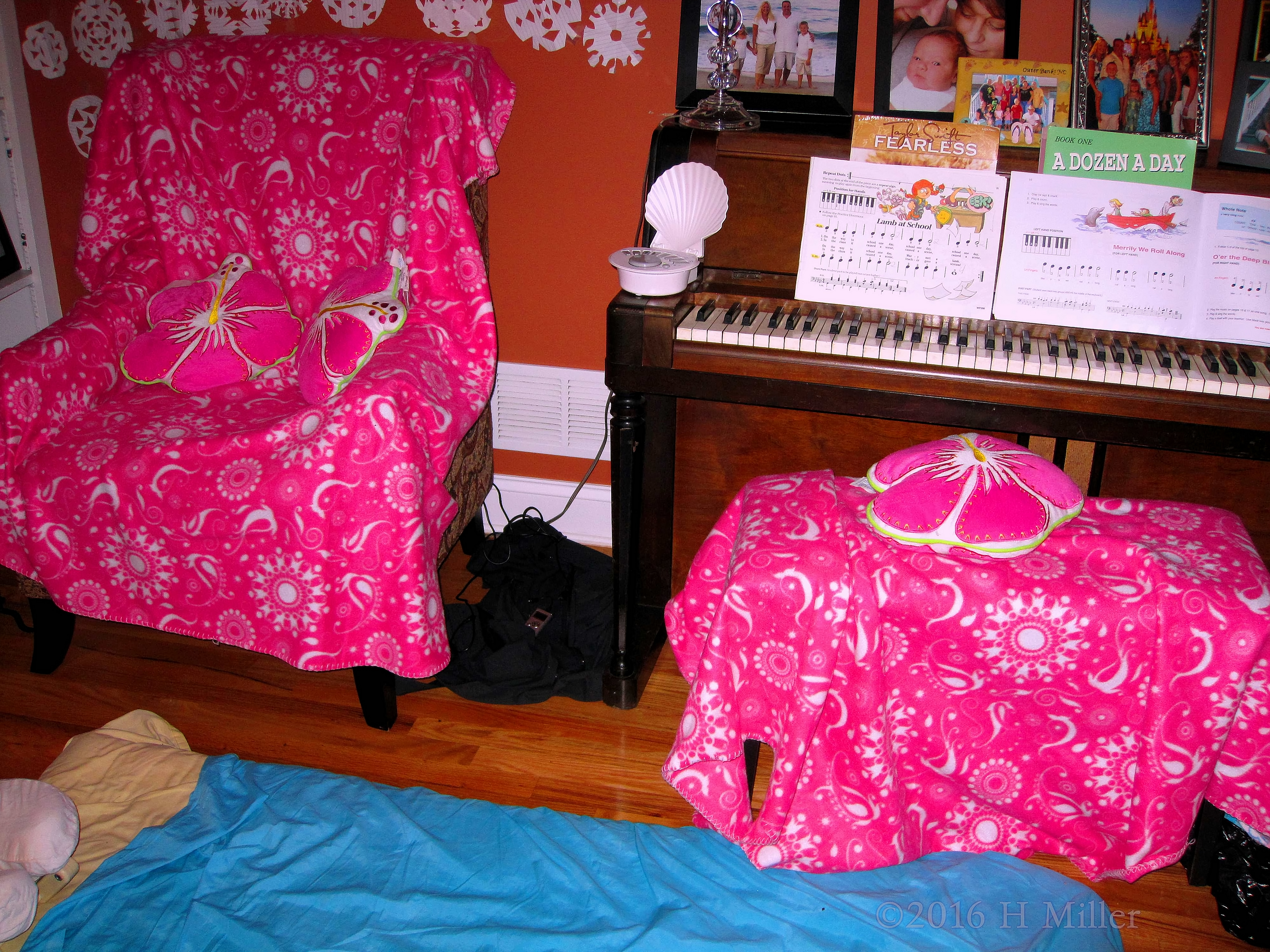 Beautifully Decorated Spa Chairs To Lounge In At The Kids Spa! Beautifully Decorated Spa Chairs To Lounge In At The Kids Spa!