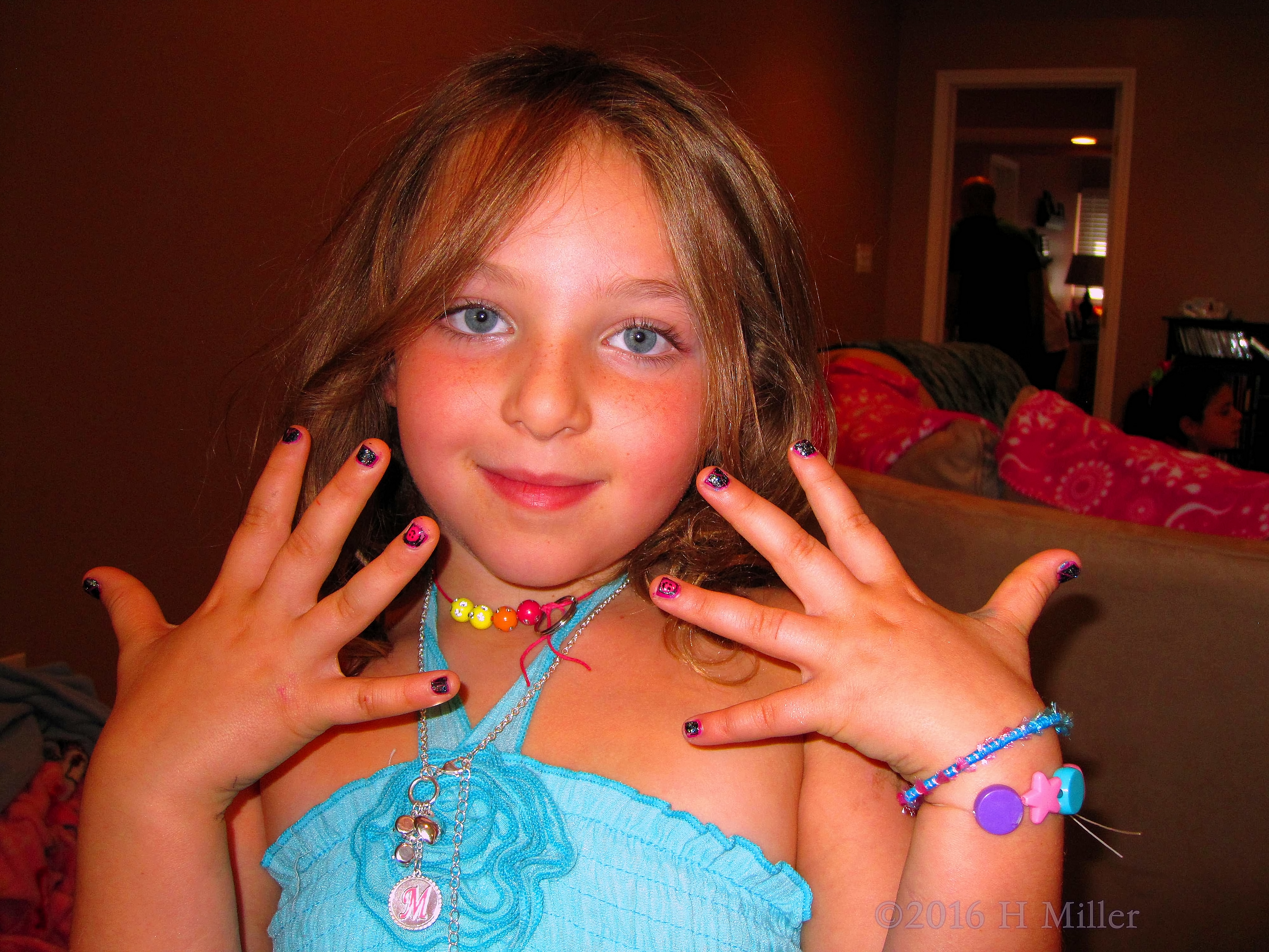 Smiling Guest Shows Off Stunning Girls Mani Smiling Guest Shows Off Stunning Girls Mani