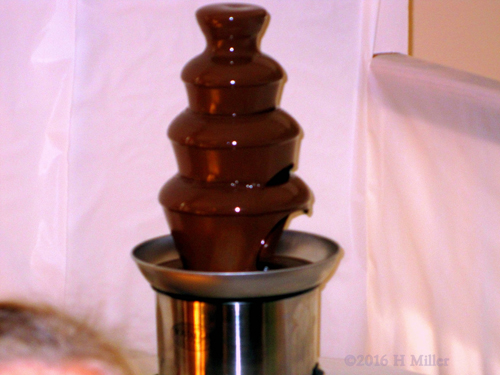 Delicious Chocolate Fountain Delicious Chocolate Fountain