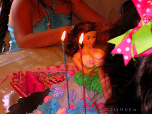 So Cool! Even The Barbie On The Doll Cake Has Perfect Hair