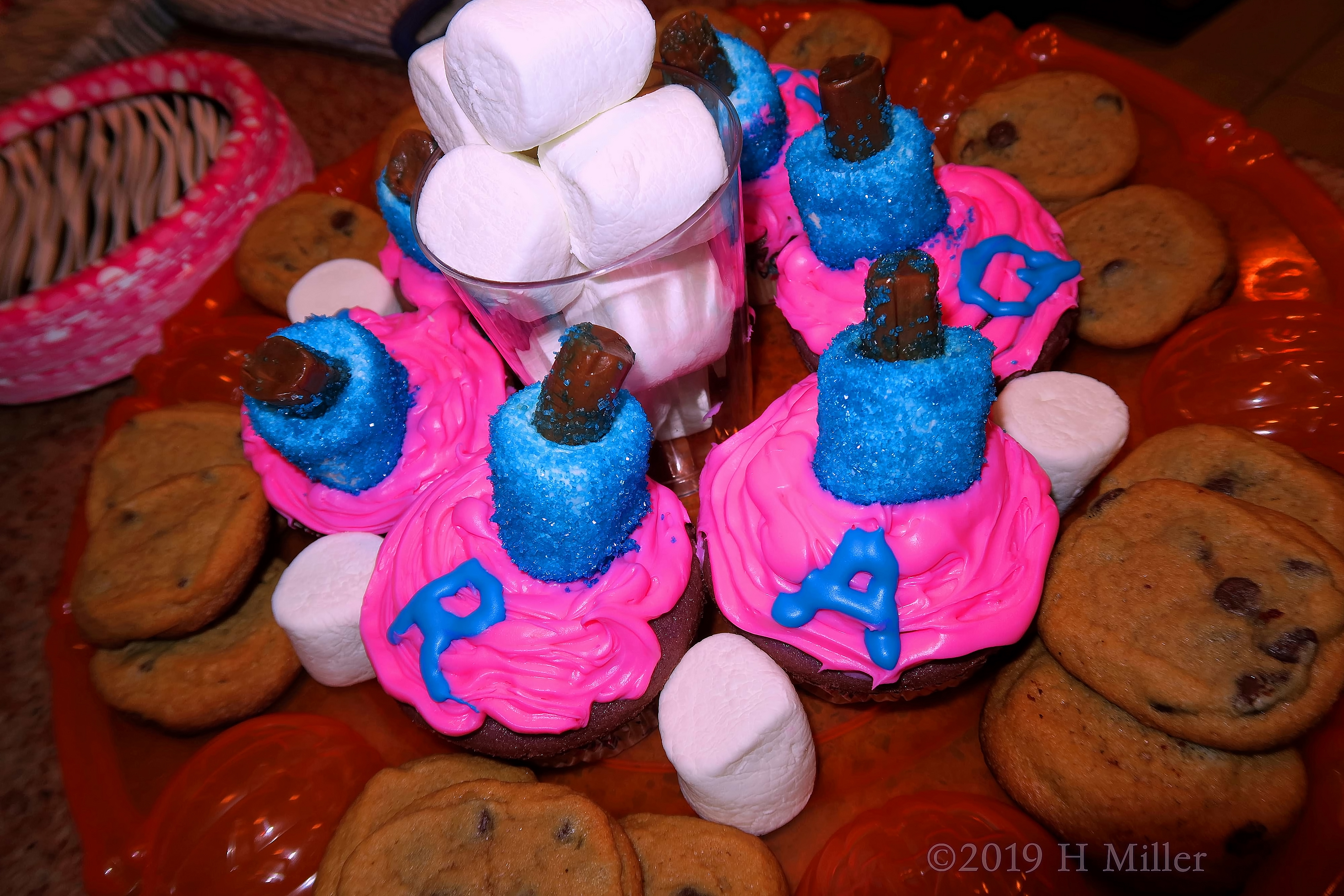 Nail Polish Cupcake Design With Marshmallows And Cookies Nail Polish Cupcake Design With Marshmallows And Cookies