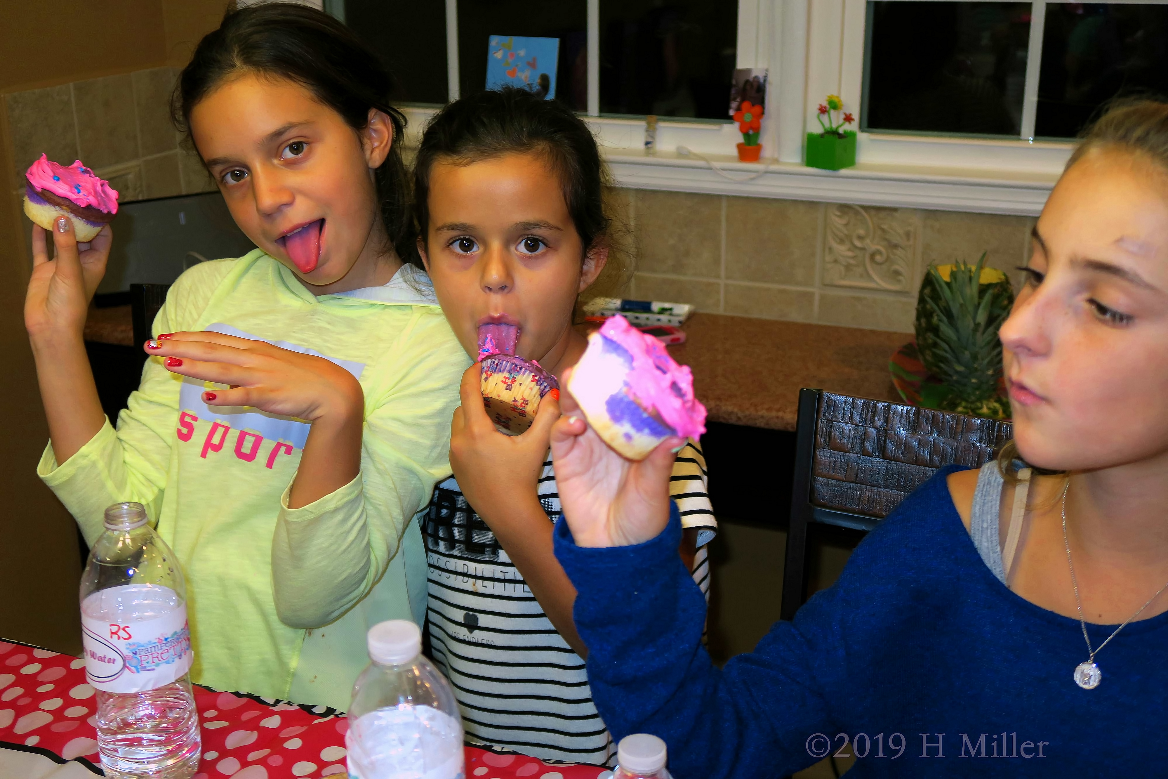 Hey Sis, Wanna Take A Pic! Hey Sis, Wanna Take A Pic!