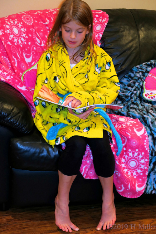 Hmm, This Nail Art Design Looks Cool! Hmm, This Nail Art Design Looks Cool!