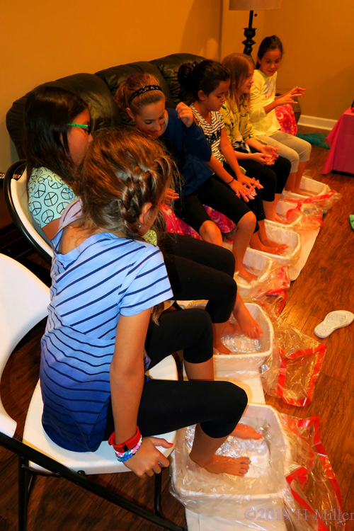 Racquel And Guests Getting Mini Pedis! Racquel And Guests Getting Mini Pedis!