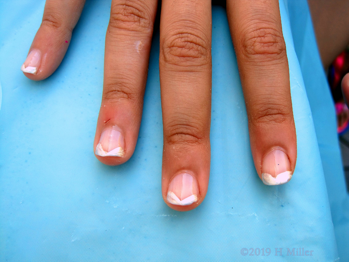 Simple French Manicure Nail Art Design. 