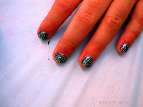 Gold Glitter Overlay On Dark Green Nail Base For This Girls Manicure! Gold Glitter Overlay On Dark Green Nail Base For This Girls Manicure!