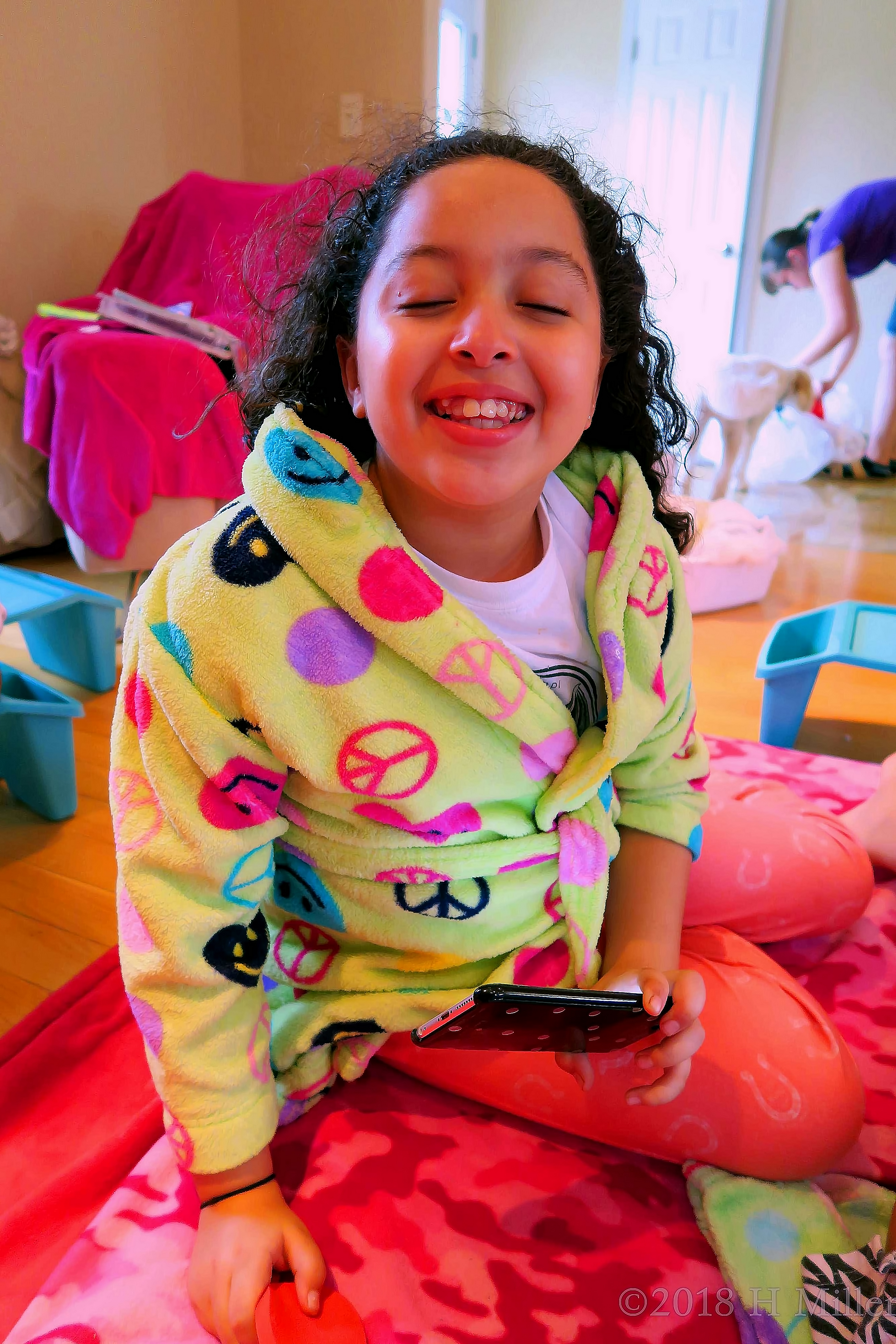 Getting Her Photo Taken While Chilling After Her Facial For Girls! Getting Her Photo Taken While Chilling After Her Facial For Girls!