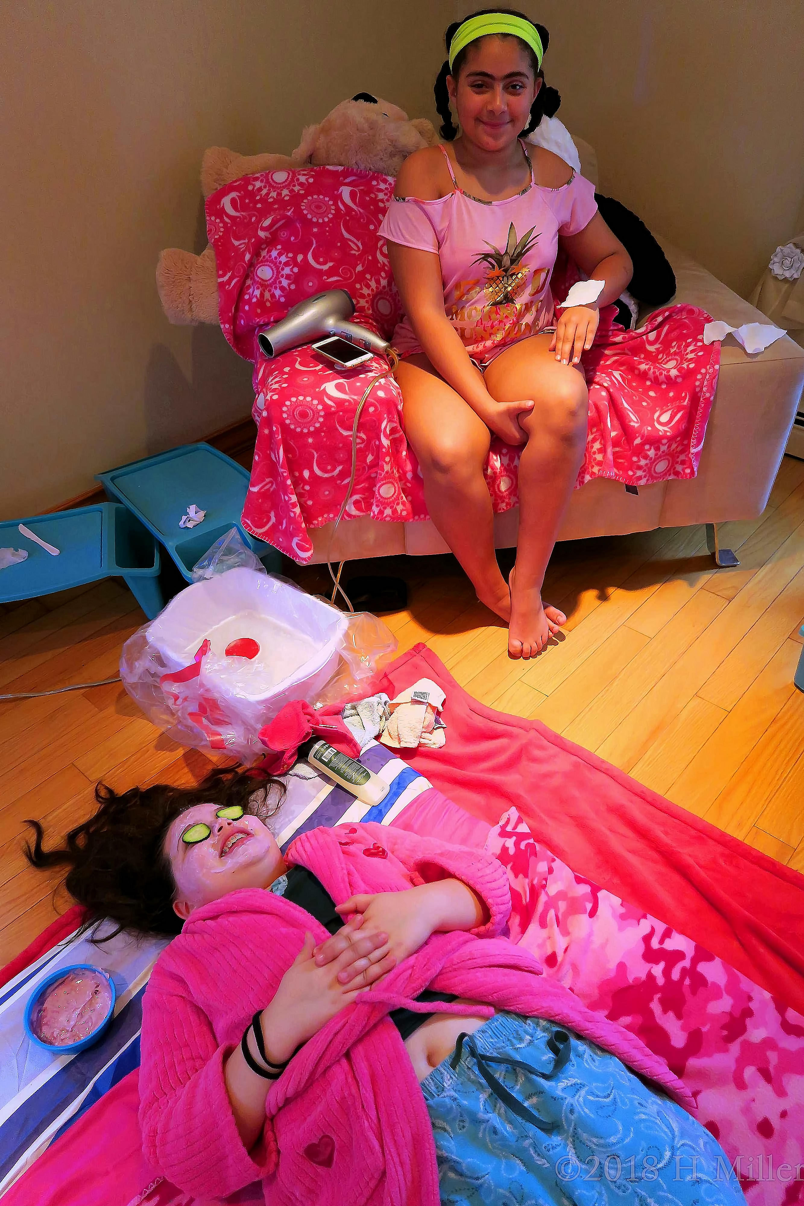 Rianna Enjoying Her Kids Facial Session While Her Friend Is Busy With The Temporary Jagua Tattoo Activity! Rianna Enjoying Her Kids Facial Session While Her Friend Is Busy With The Temporary Jagua Tattoo Activity!