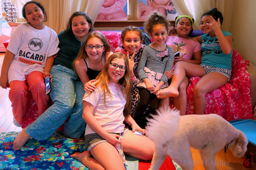 Joyful Party Girls In The Spa Party Group Photo! Joyful Party Girls In The Spa Party Group Photo!