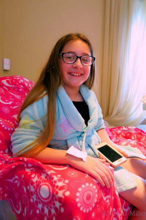 Relaxing On The Comfy Girls Spa Couch! Relaxing On The Comfy Girls Spa Couch!