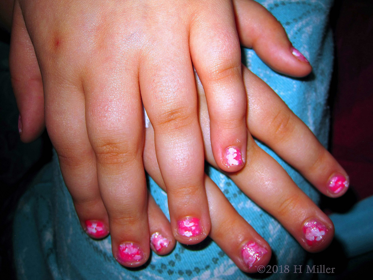 Lovely Kids Manicure Marbling At The Spa Party For Girls! 