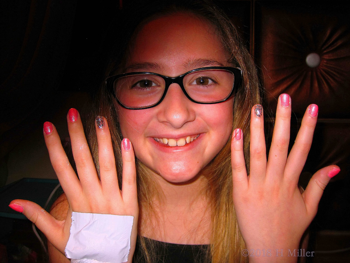 Shows Off Her Lovely Manicure Colors At The Nail Spa!
