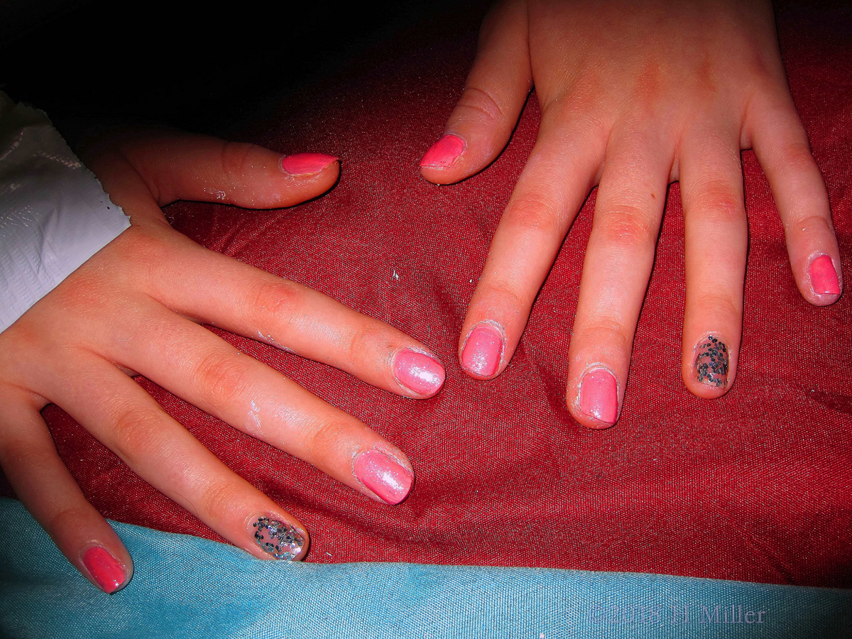 Solid And Glitter Gives An Awesome Manicure For Girls Combo. Solid And Glitter Gives An Awesome Manicure For Girls Combo.