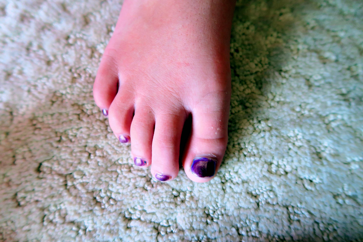 Purple Swirl Nails. 