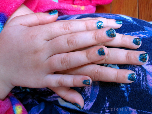 Spa Party Blue Glittery Mini Mani! Spa Party Blue Glittery Mini Mani!