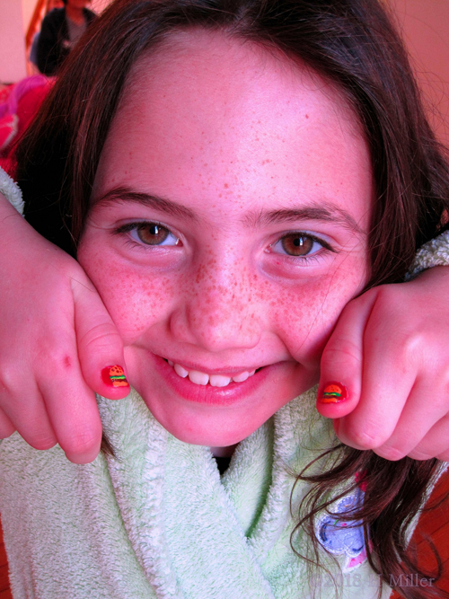 You Can Tell She Loves Hamburgers!! Super Cute Mini Mani! You Can Tell She Loves Hamburgers!! Super Cute Mini Mani!