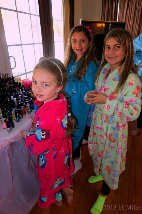 Party Guests Choosing Their Mini Mani Colors Party Guests Choosing Their Mini Mani Colors